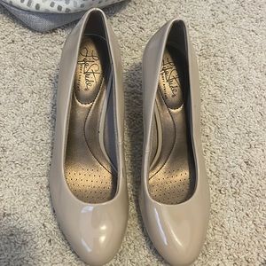 NEW life stride nude heels